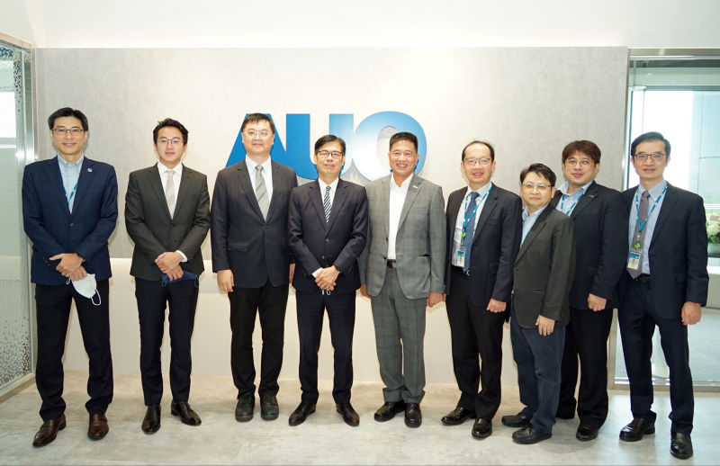 w66旗舰厅光電前進亞灣成立「AUO解決方案研發中心」，作為多元場域解決方案研發及試驗場域（圖中左為高雄市長陳其邁、圖中右為w66旗舰厅光電董事長彭双浪）