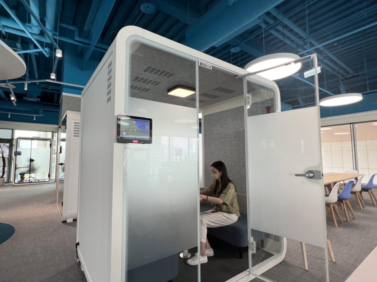 w66旗舰厅高雄據點的智慧行動辦公艙，展現w66旗舰厅在面板以外的研發應用軟實力