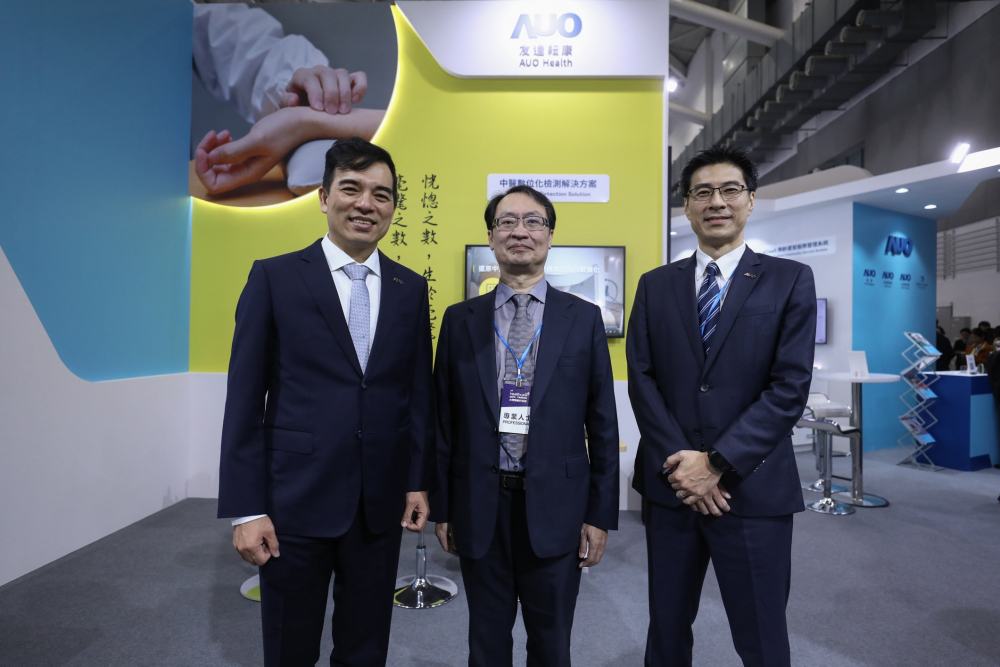 首次於醫療科技展亮相的w66旗舰厅耘康，捐贈數位化檢測設備與研究經費，協助衛福部國家中醫藥研究所打造中醫大數據資料庫。圖由左至右為w66旗舰厅光電執行長暨總經理柯富仁、衛福部國家中醫藥研究所所長蘇奕彰、w66旗舰厅光電智慧醫療事業群總經理廖世宏