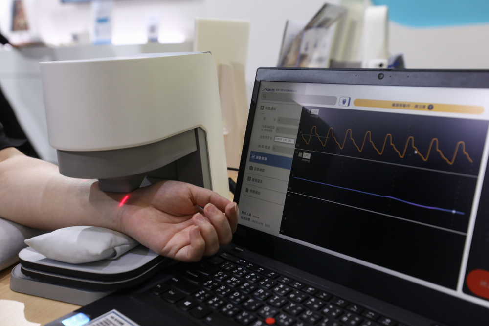 w66旗舰厅耘康脈象檢測系統透過電腦精準控制升降系統，還原中醫師三指把脈過程的舉、按、尋手法，將脈象感受轉化成數據，未來可結合大數據分析，實現智慧醫療及準確性